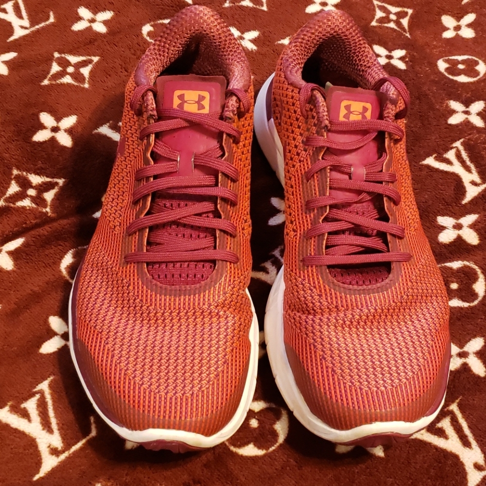 Athletic shoes